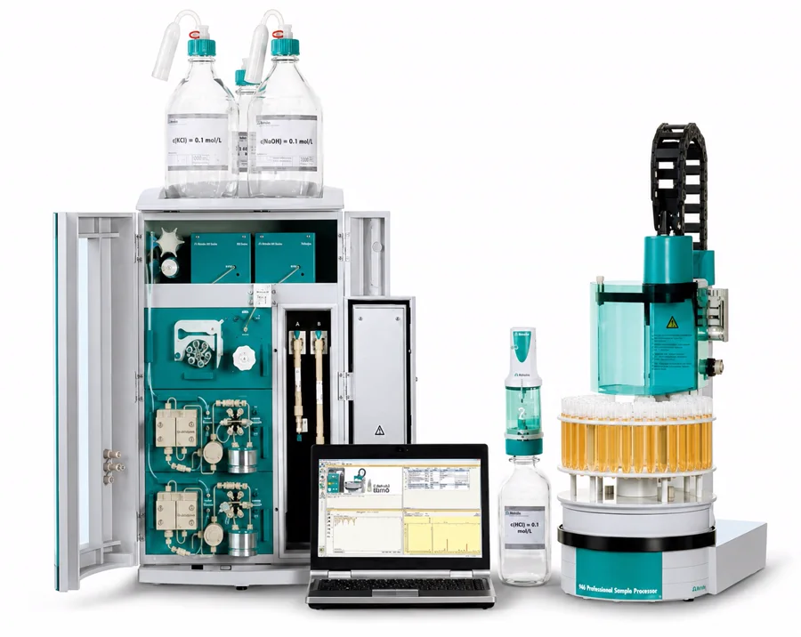 Metrohm ion chromatograph with automated professional sample processor